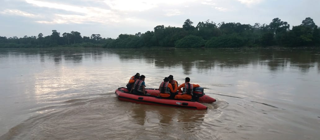 Tim Basarnas dari Pekanbaru terlihat ikut membantu pencarian korban yang tenggelam di Desa Sikakak, Kecamatan Cerenti, Selasa (14/7/2020). (MARDIAS CHAN/RIAUPOS.CO)